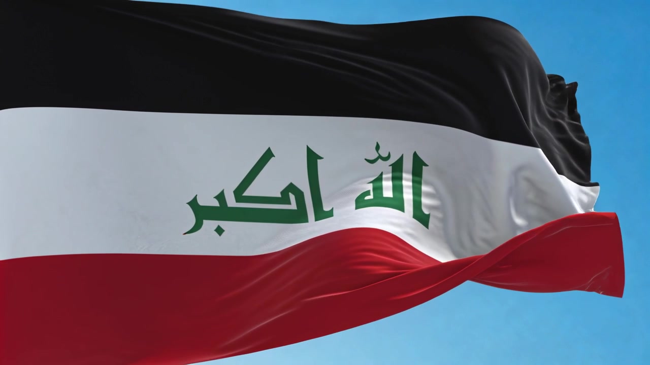 Bandiera nazionale irachena che ondeggia, mostrando la scrittura araba e le pieghe contro il cielo blu, con la brezza che muove il tessuto.