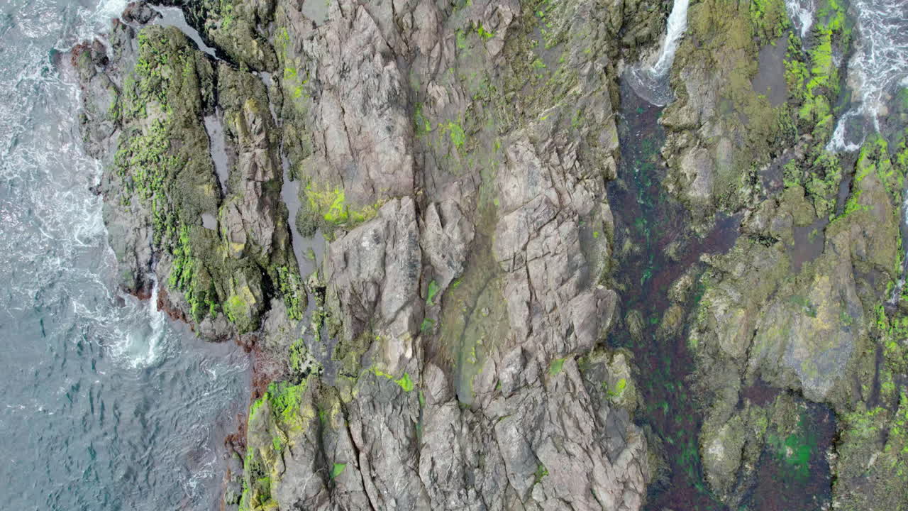 vista de arriba hacia abajo de una roca en las aguas blancas y espumosas de la bahía de naragansett, rhode island