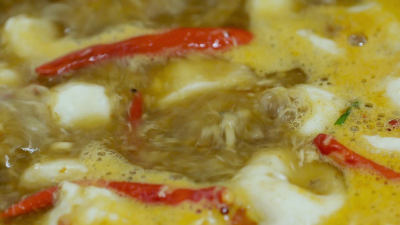 생선 카레 소스를 곁들인 쌀국수 태국 음식 액체는 끓는 물 냄비에 끓입니다