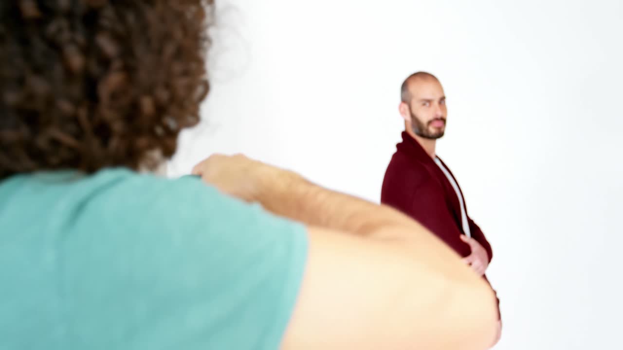 modelo masculino posando para una sesión de fotos de moda