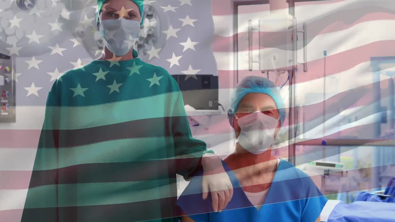 animación de agitar la bandera de los estados unidos sobre el retrato de cirujanos caucásicos masculinos y femeninos en el hospital