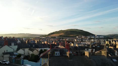 Drohnenaufnahmen-An-Einem-Sommertag-In-Großbritannien,-Wales,-Aberystwyth-Rund-Um-Strand,-Hafen,-Meer,-Clif-Und-Stadtfront-13