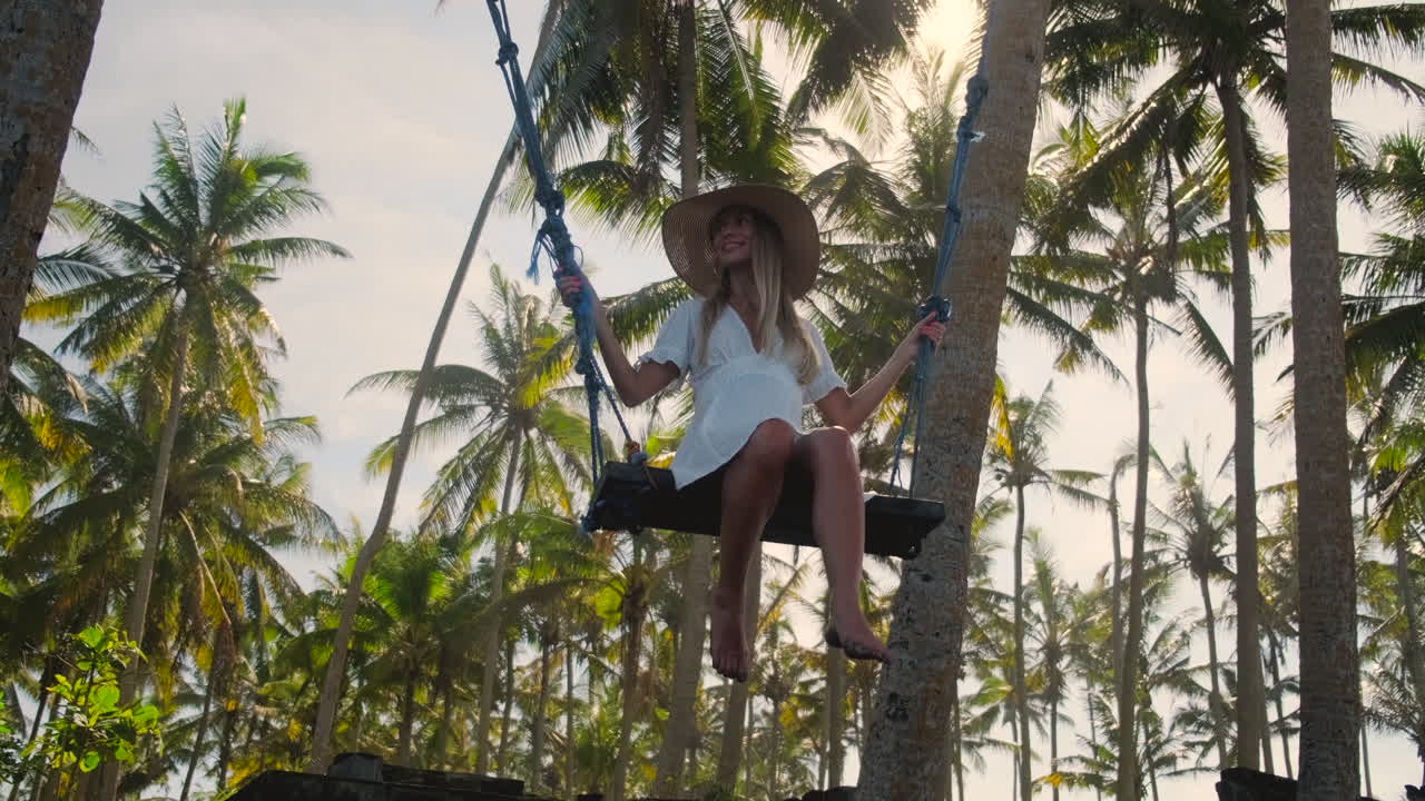 una mujer disfrutando de un columpio en un paraíso tropical