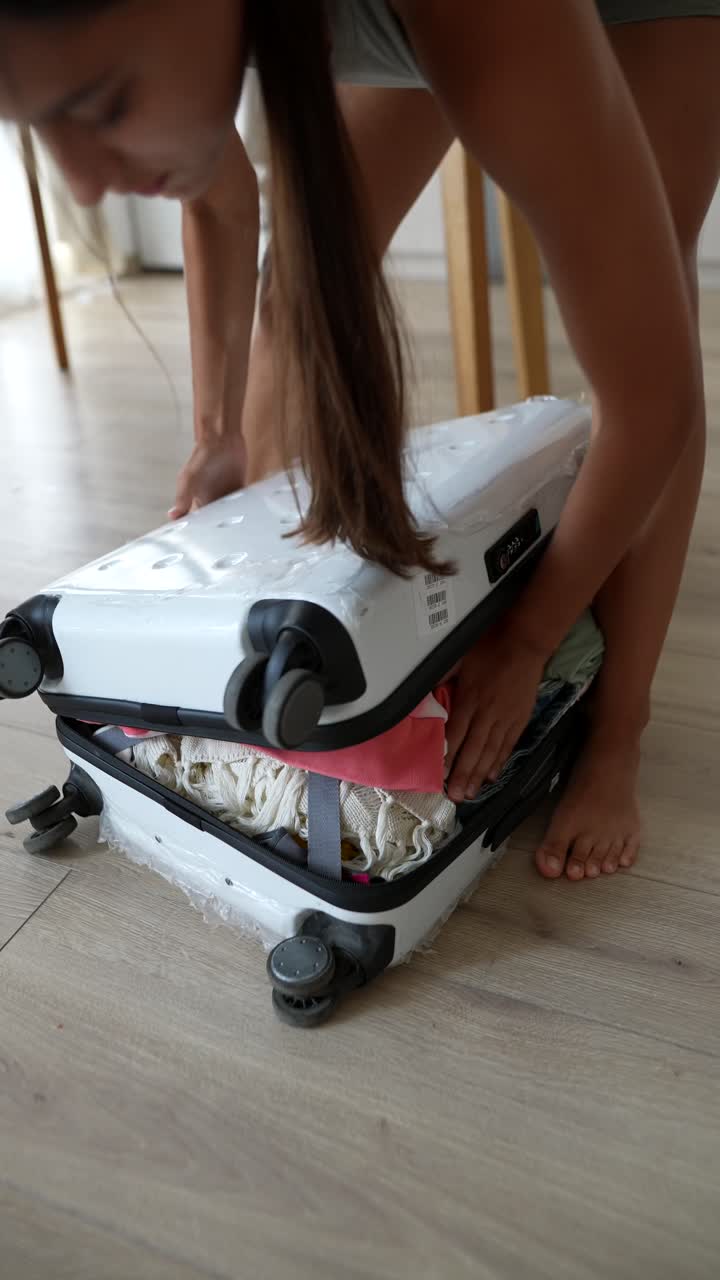 mujer empacando la maleta