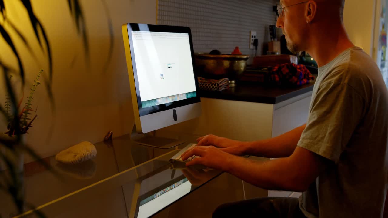 hombre usando una computadora de escritorio en casa 4k