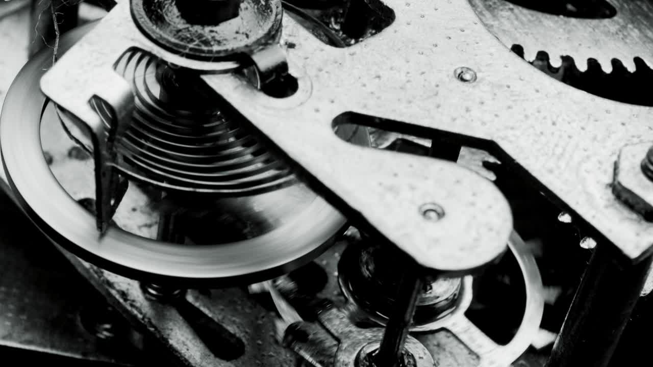 mecanismo de reloj macro bucle. mecanismo viejo de reloj vintage funcionando.