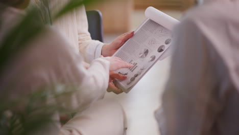 Drei-Frauen-Diskutieren-Und-Analysieren-Den-Finanzbericht-Zum-Verkauf