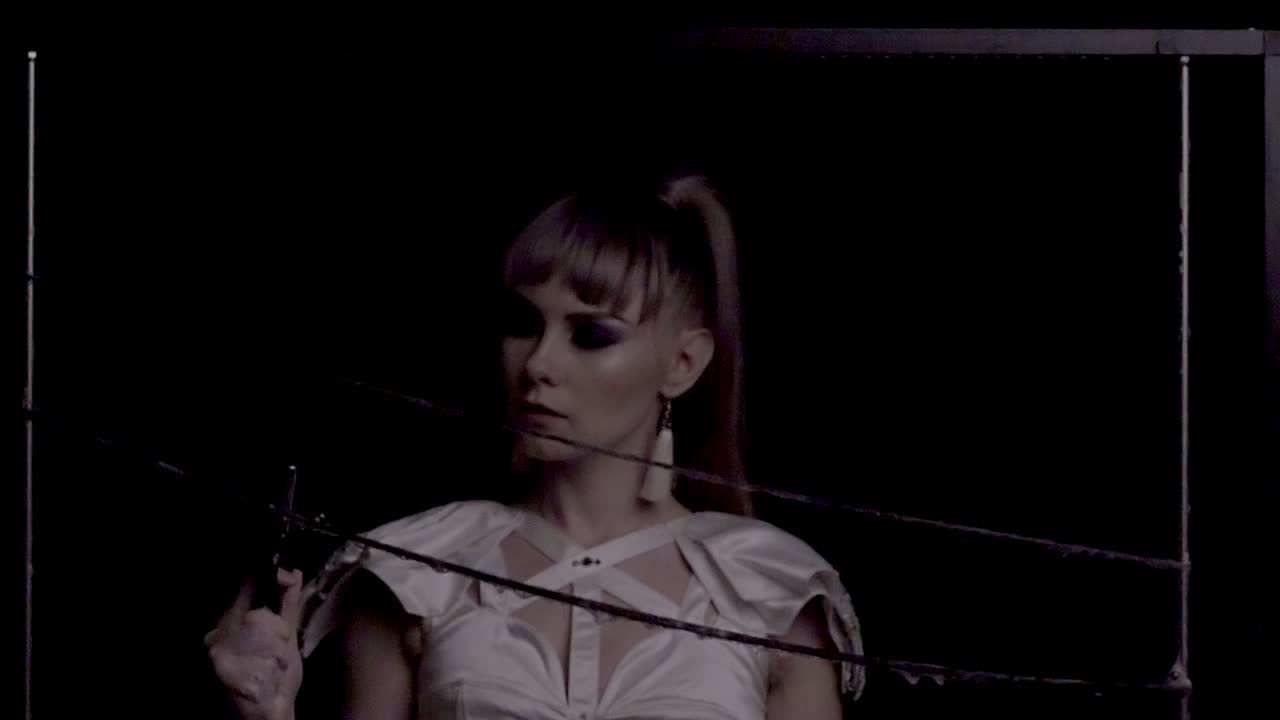 cu trucos en cámara lenta con pompas de jabón la niña hace clic con el dedo en la burbuja que destella con fuego