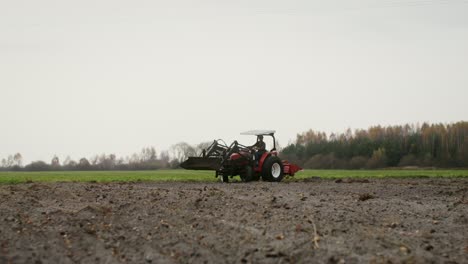 agricultor trabajando en un campo con un tractor