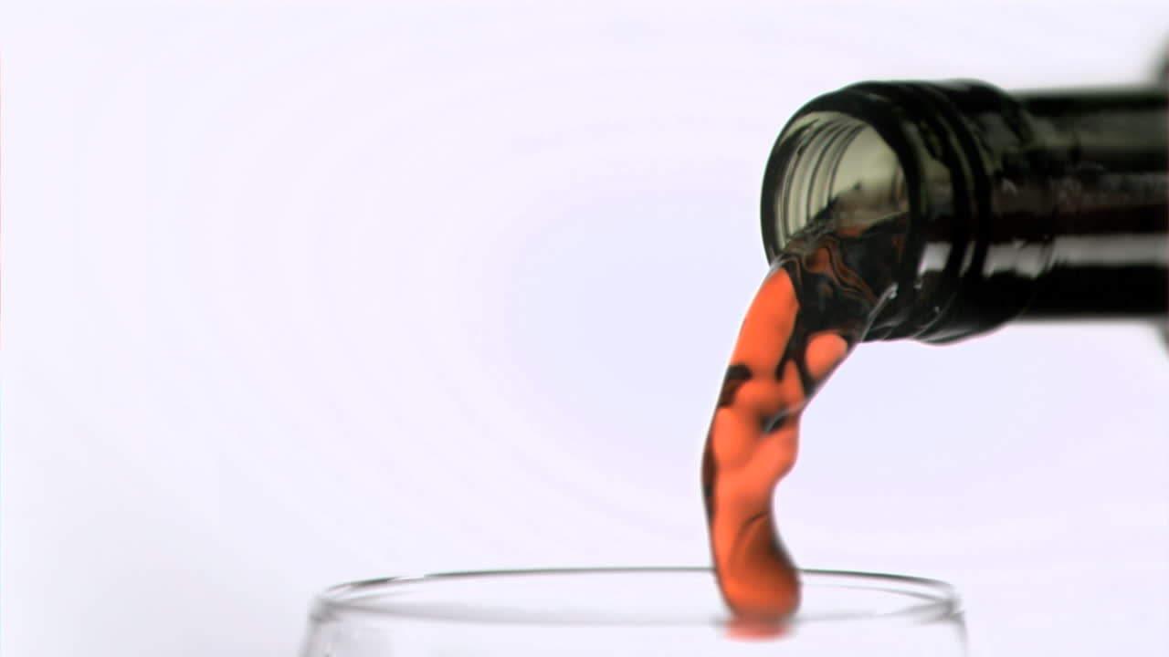 은 와인이 슈퍼 슬로 모션으로 흘러내리고 있습니다.