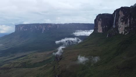 Filmische-Luftaufnahme-Von-Tepuy-Roraima-Und-Tepuy-Kukenan-Im-Hintergrund-Mit-Vielen-Wasserfällen