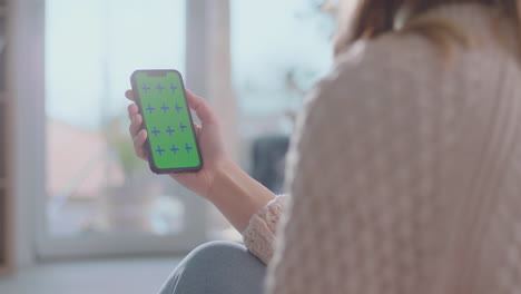 mujer usando un teléfono inteligente