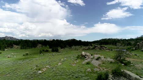 hermoso vuelo suave de drones de montaña en las tierras altas de colorado