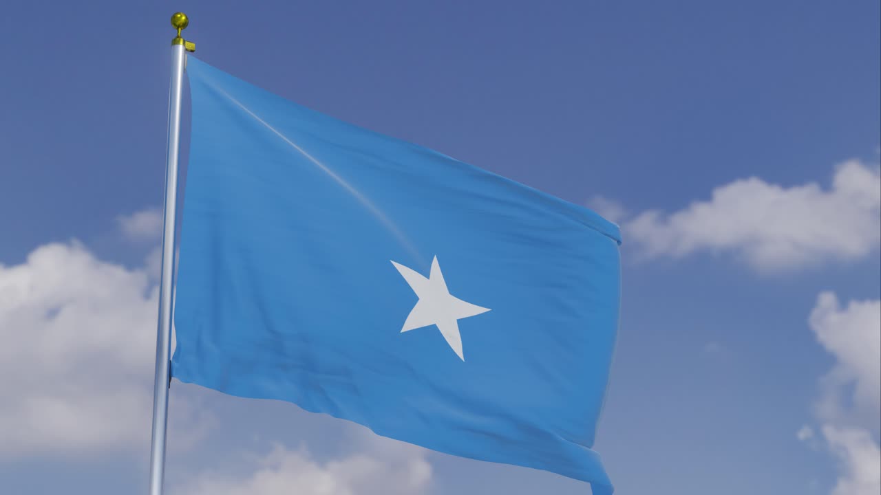 bandera de somalia moviéndose en el viento con un cielo azul claro en el fondo, nubes moviéndose lentamente, asta de la bandera, cámara lenta