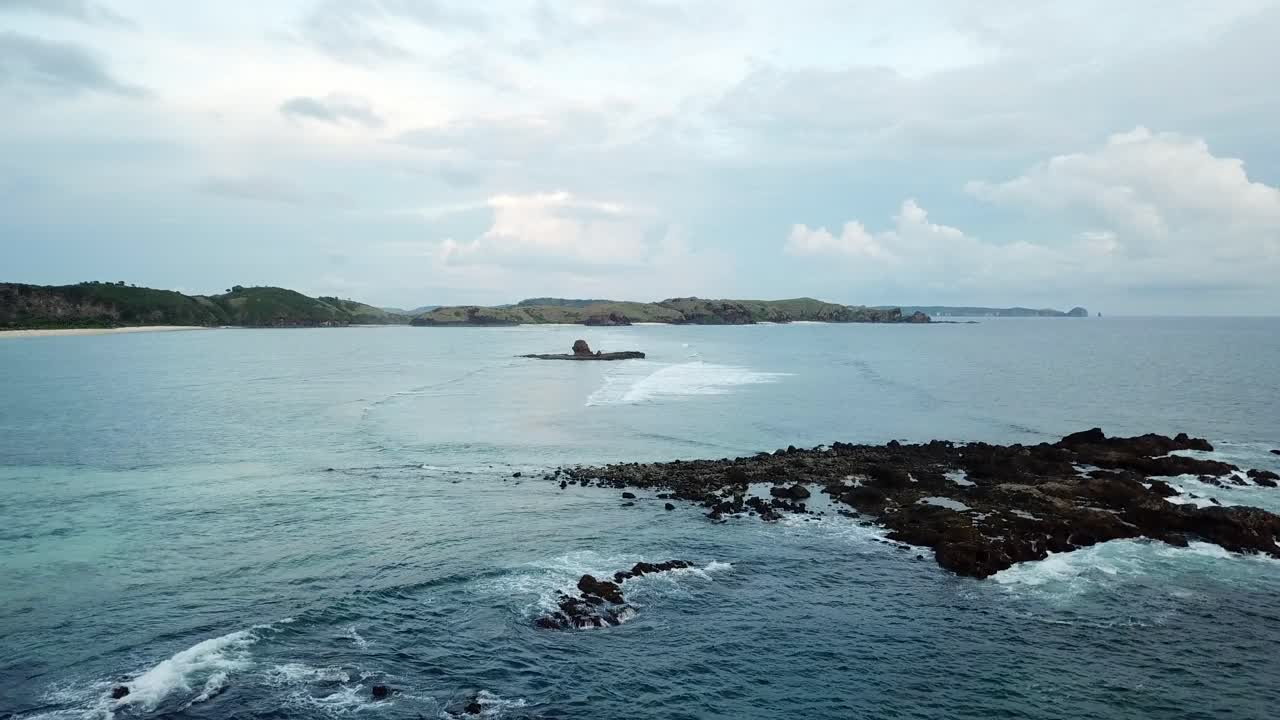 항공 4k 비행 큰 바다 암석 인도네시아