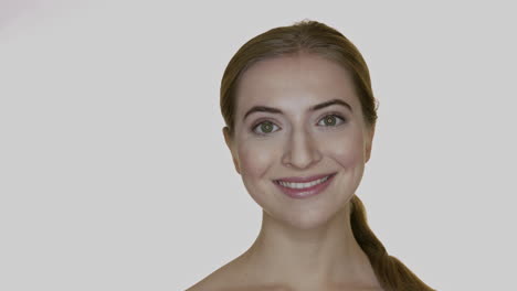 mujer sonriente sobre un fondo blanco