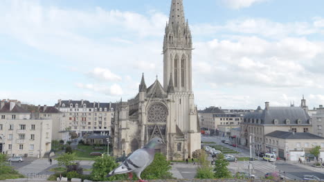 des pigeons marchant dans le cadre de l'église saint-pierre à caen se penchent vers le haut