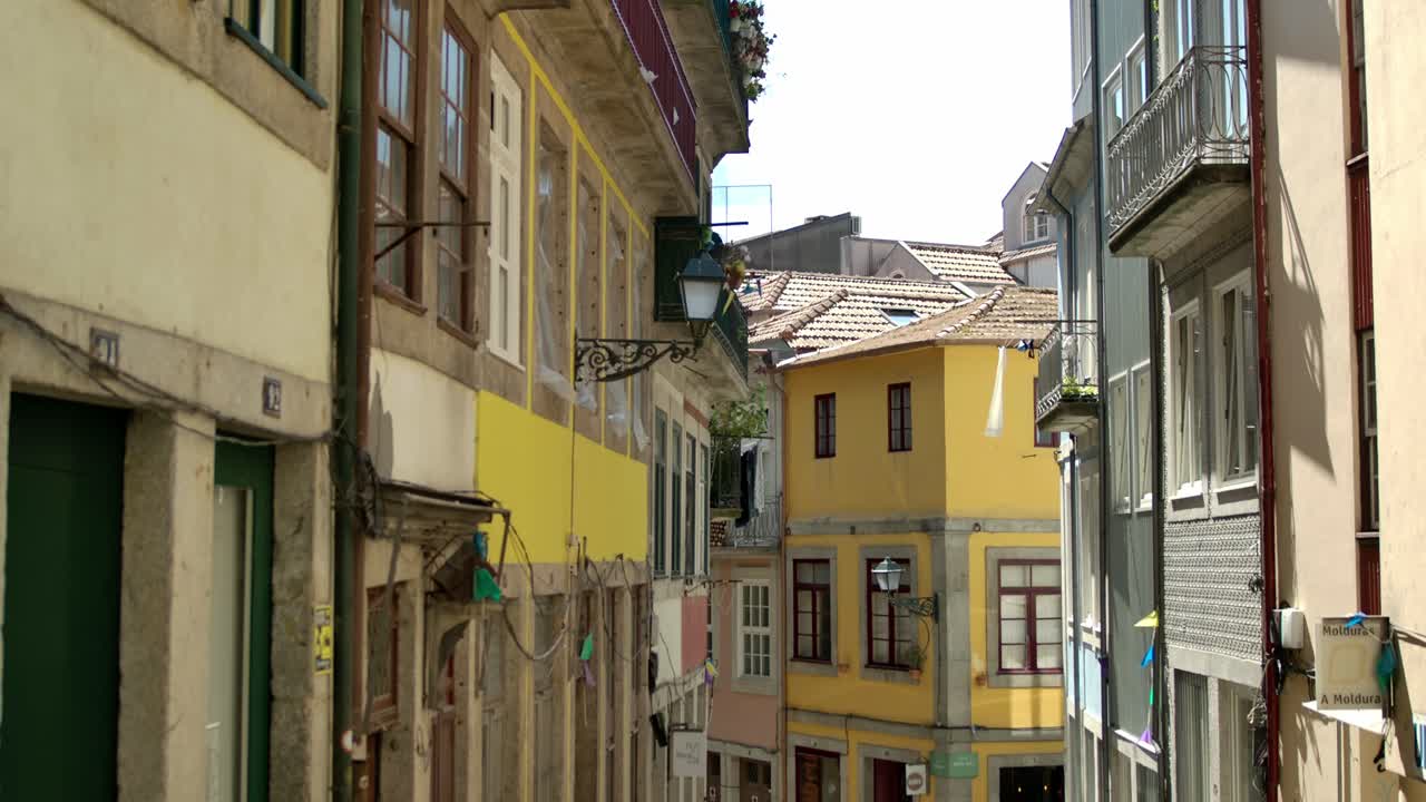 Vista de rua de alguns edifícios no Porto, Portugal.