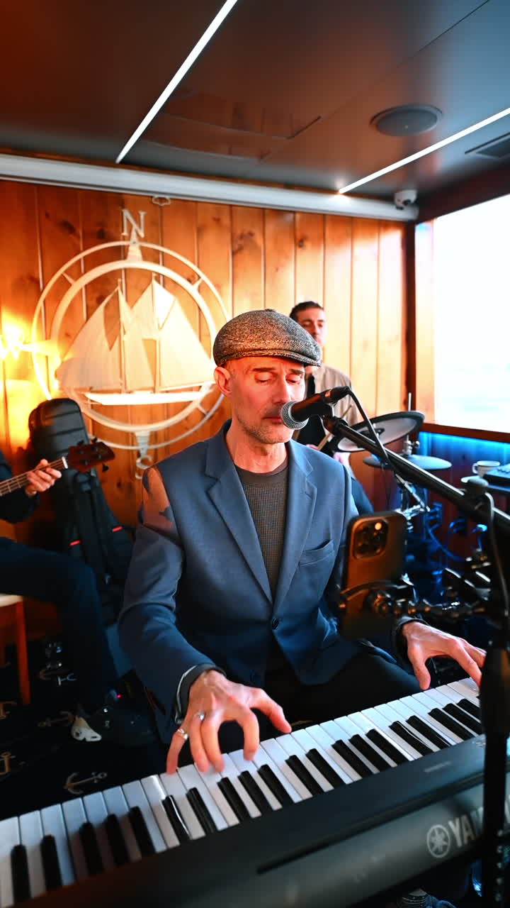 New York, USA, 8 agosto 2025: musicista che suona la tastiera dal vivo. Musicista che si esibisce alla tastiera con l'attrezzatura della band dietro di lui.