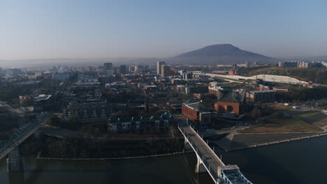 Dolly-Lento-Hacia-El-Centro-De-Chattanooga-Durante-El-Amanecer-Sobre-El-Río-Tennessee