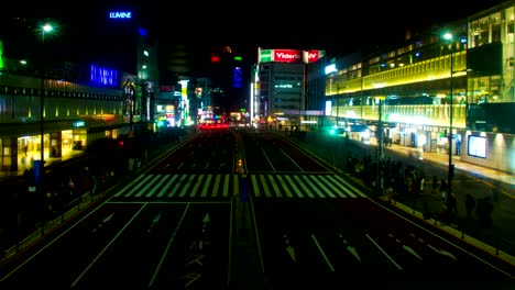 el lapso de la noche cerca de la estación en shinjuku lado sur derecha panorámica