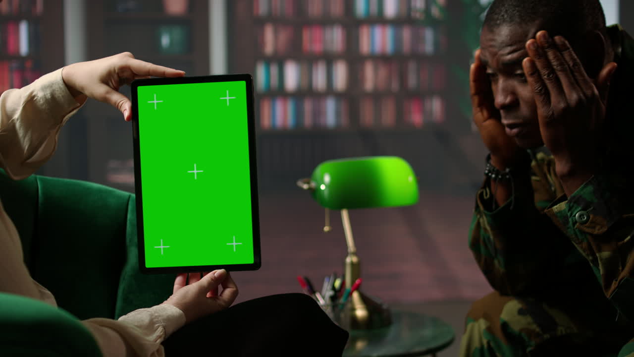 모형 화면으로 곤경에 처한 군사 참전용사에 대한 심리 치료 세션