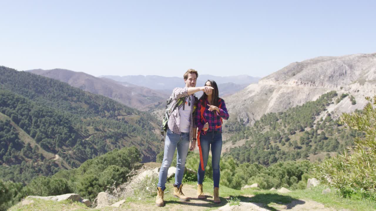 dulce pareja en la cima de la montaña