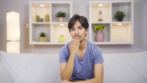 카메라를 위해 귀여운 몸짓을 하는 남자.