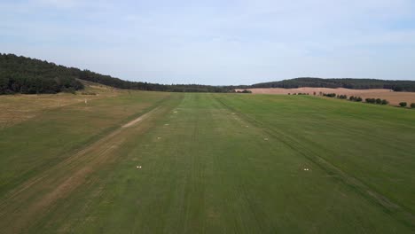 Pista-De-Pradera-Rural-En-El-Despegue-Del-Avión