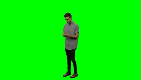 hombre feliz usando teléfono móvil