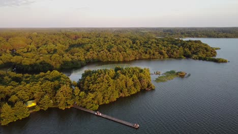 Anlegestelle,-Umgeben-Von-Wald-Am-See-Von-Soustons-In-Den-Französischen-Landes-Bei-Sonnenuntergang