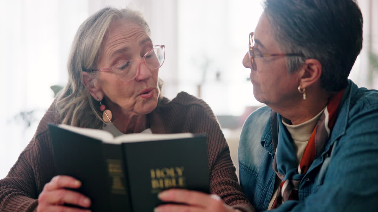 나이 든 여자 들 이 성서 연구 를 나누고 있다
