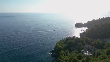 Motorboot,-Das-Menschen-Zu-Einem-Abgelegenen-Strand-Bringt,-Der-über-Das-Meer-Erreichbar-Ist