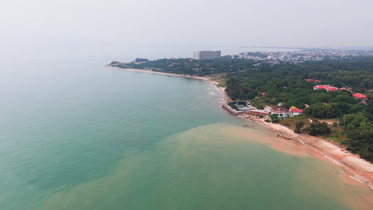 Vista aerea con dolly del mare, della città e della spiaggia prima della tempesta