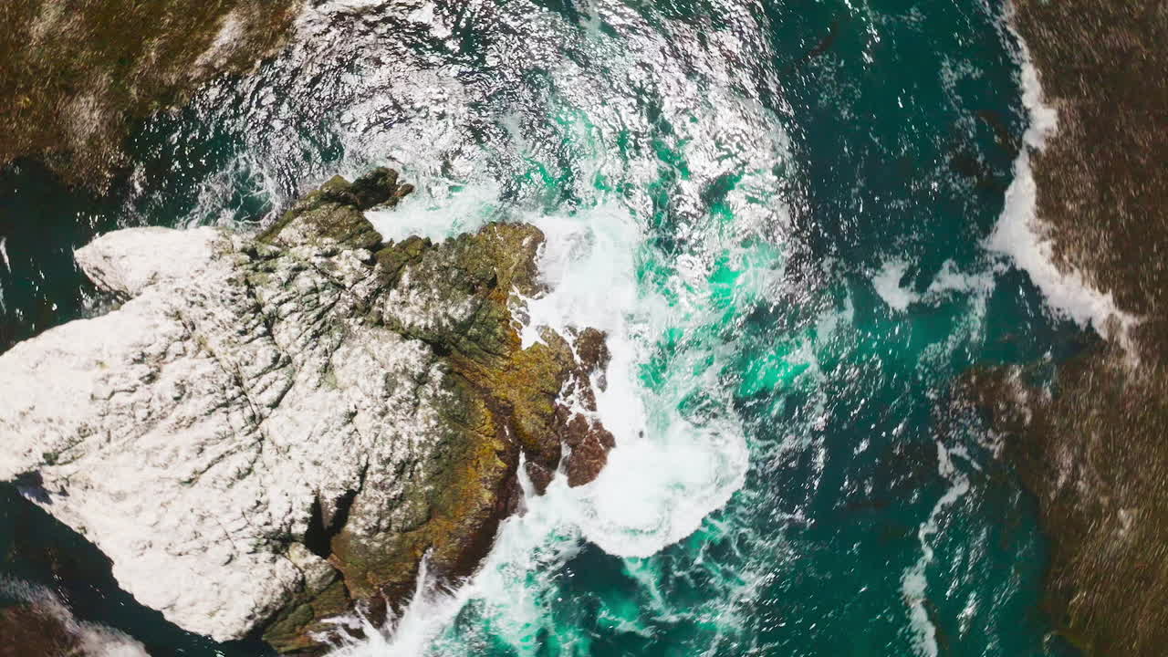 vista aérea de las rocas y las olas costeras