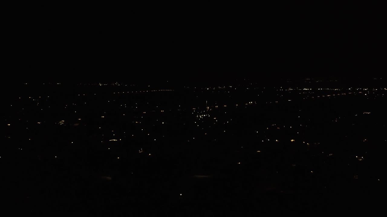 밤 도시 위의 기본적인 불꽃놀이