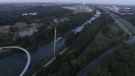 Kahnfahrt-Auf-Dem-Rhein-Herne-Kanal-Mit-Auf-Dem-Hintergrund-Der-Industrie