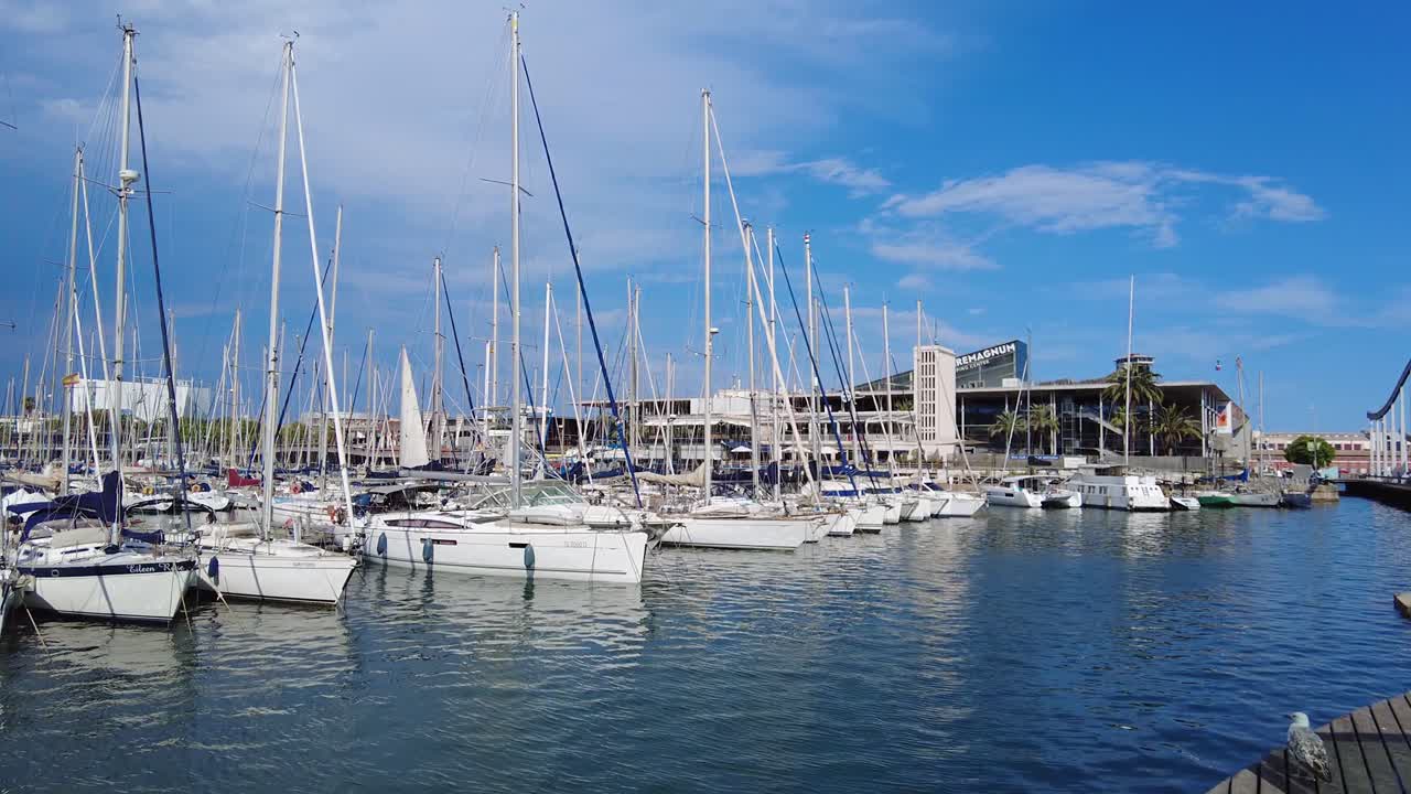 Seehafen in Barcelona, Spanien. Viele vertäute Boote und Jachten