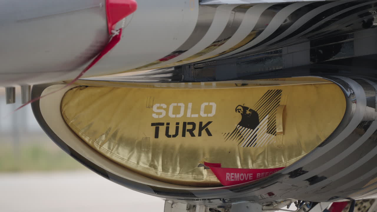 Nærbillede af Solo Turk jetmotorindtag med 'Fjern før flyvning'-mærke