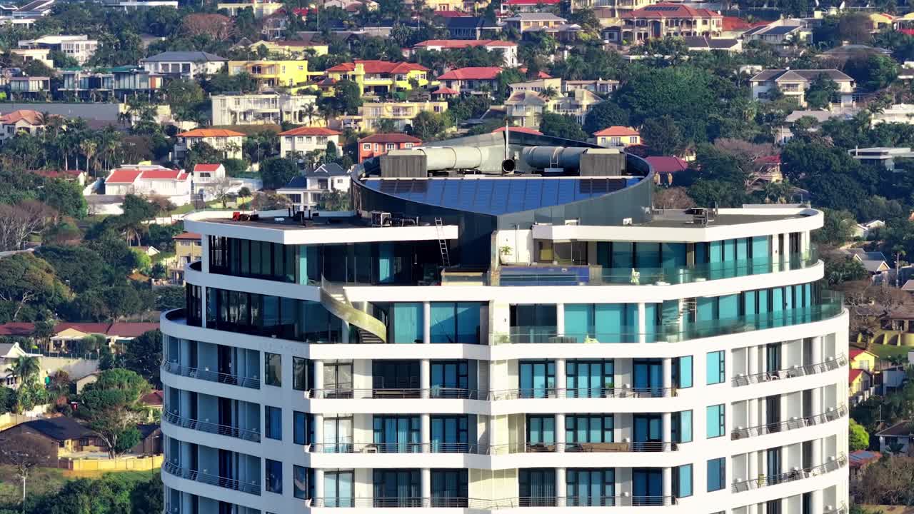 헬리터 탑승 지대는 현대적인 건물의 지붕에 있으며, 바다를 볼 수 있습니다. 더반의 움랑가 (umhlanga) 의 교외 배경, 이 좋은 날입니다.