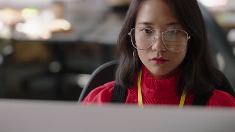hermosa mujer de negocios asiática escribiendo usando computadora útil líder de equipo compartiendo ideas señalando a la pantalla entrenamiento colega de raza mixta discutiendo la solución del proyecto en una oficina diversa