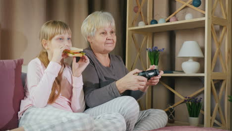 Abuela-Y-Nieta-Juegan-Videojuegos-Juntas-6