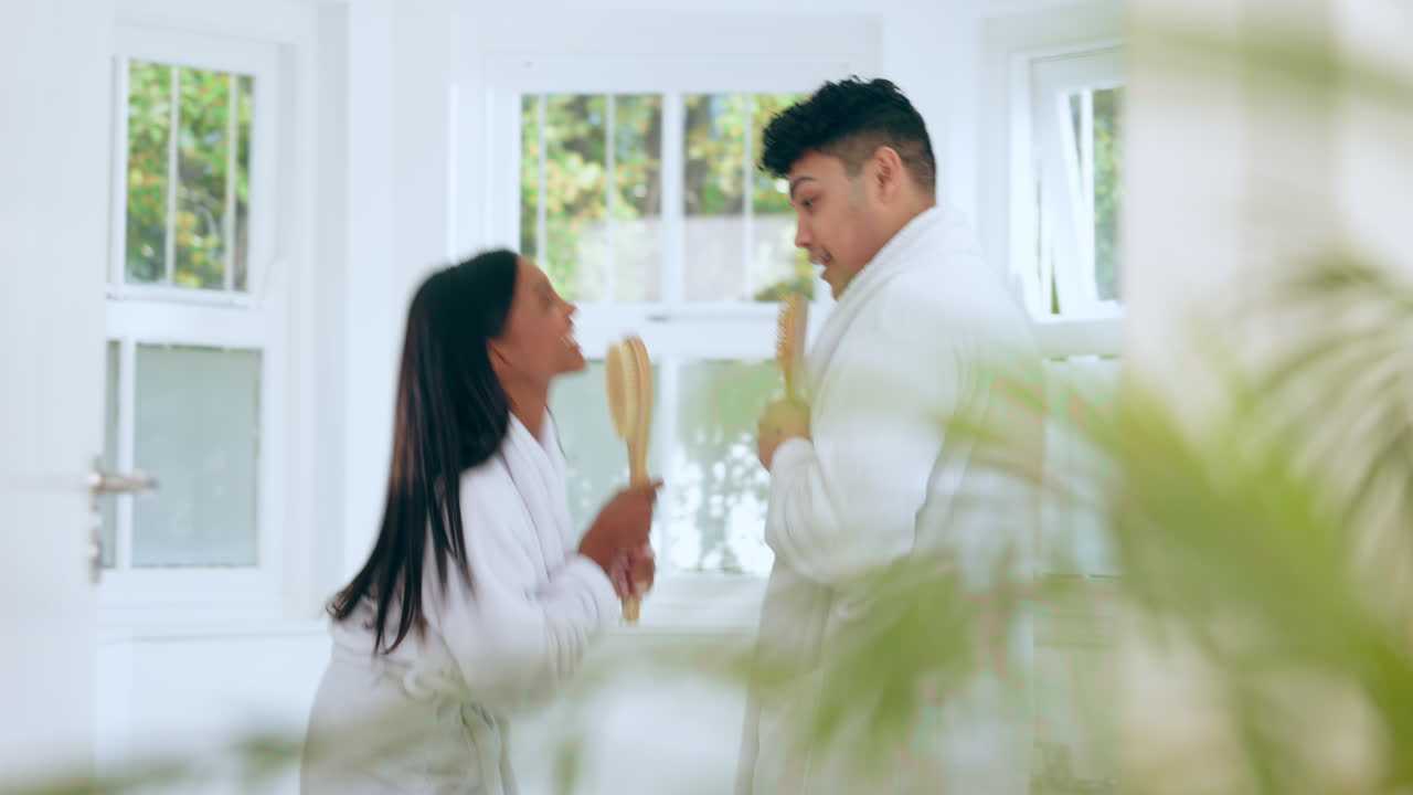 브러시와 함께 욕실에서 노래, 카라오케 및 커플