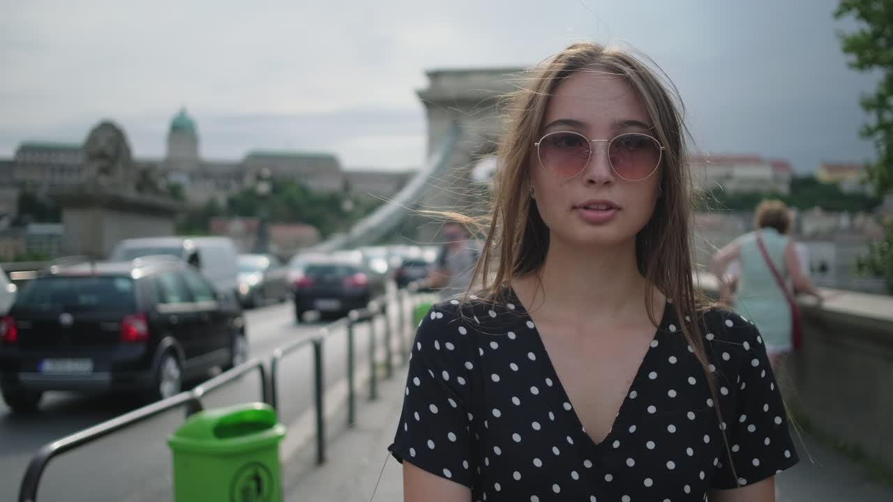 부다페스트 의 체인 다리 를 가로지르는 여자