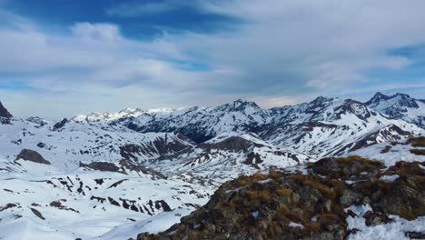 Vista-Aérea-Desde-Un-Barranco-De-Montaña-En-Invierno