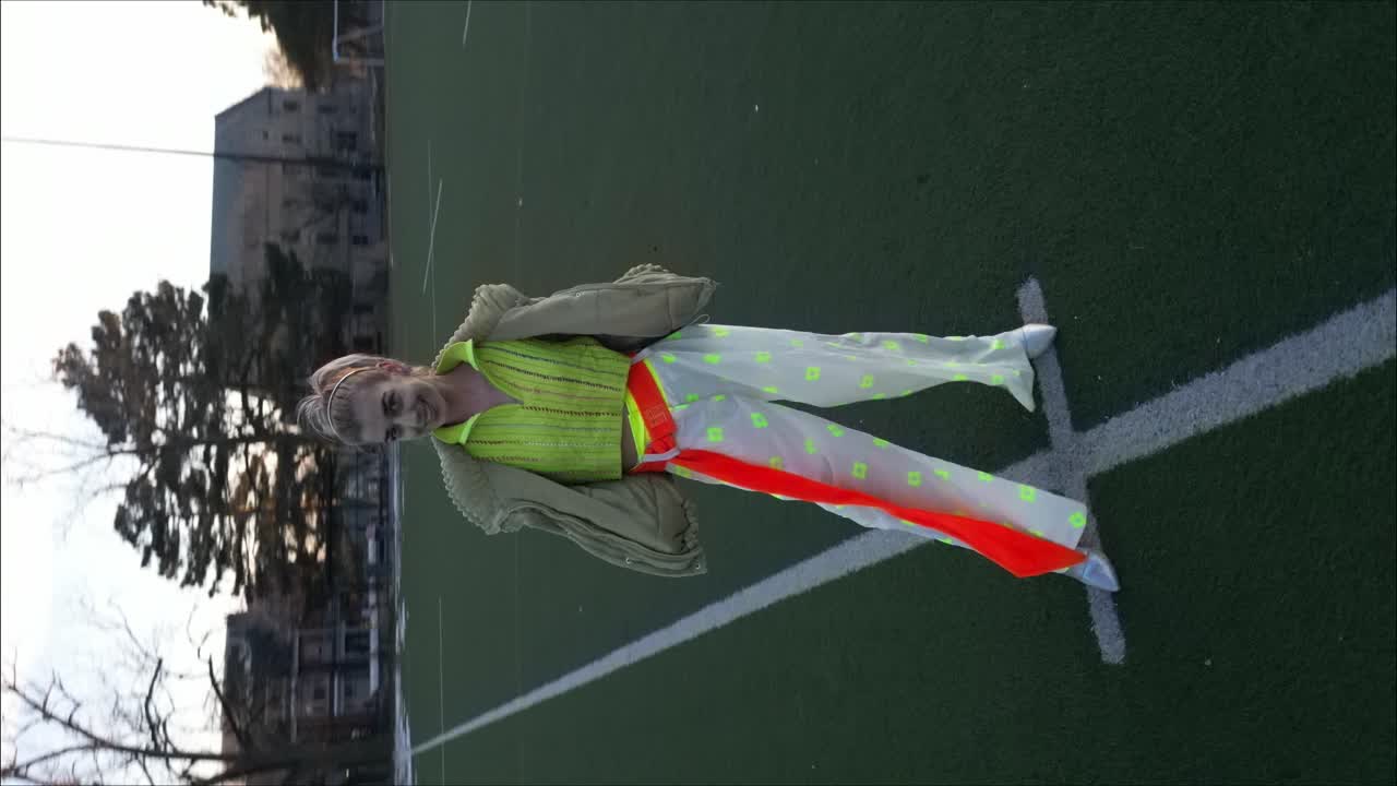 도시를 즐기는 젊은 여성의 수직 비디오