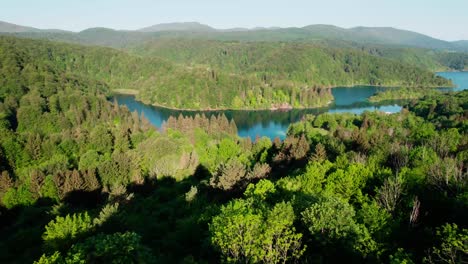 El-Denso-Follaje-Reveló-Exuberantes-Montañas-Forestales-Del-Parque-Nacional-De-Los-Lagos-De-Plitvice-En-Croacia