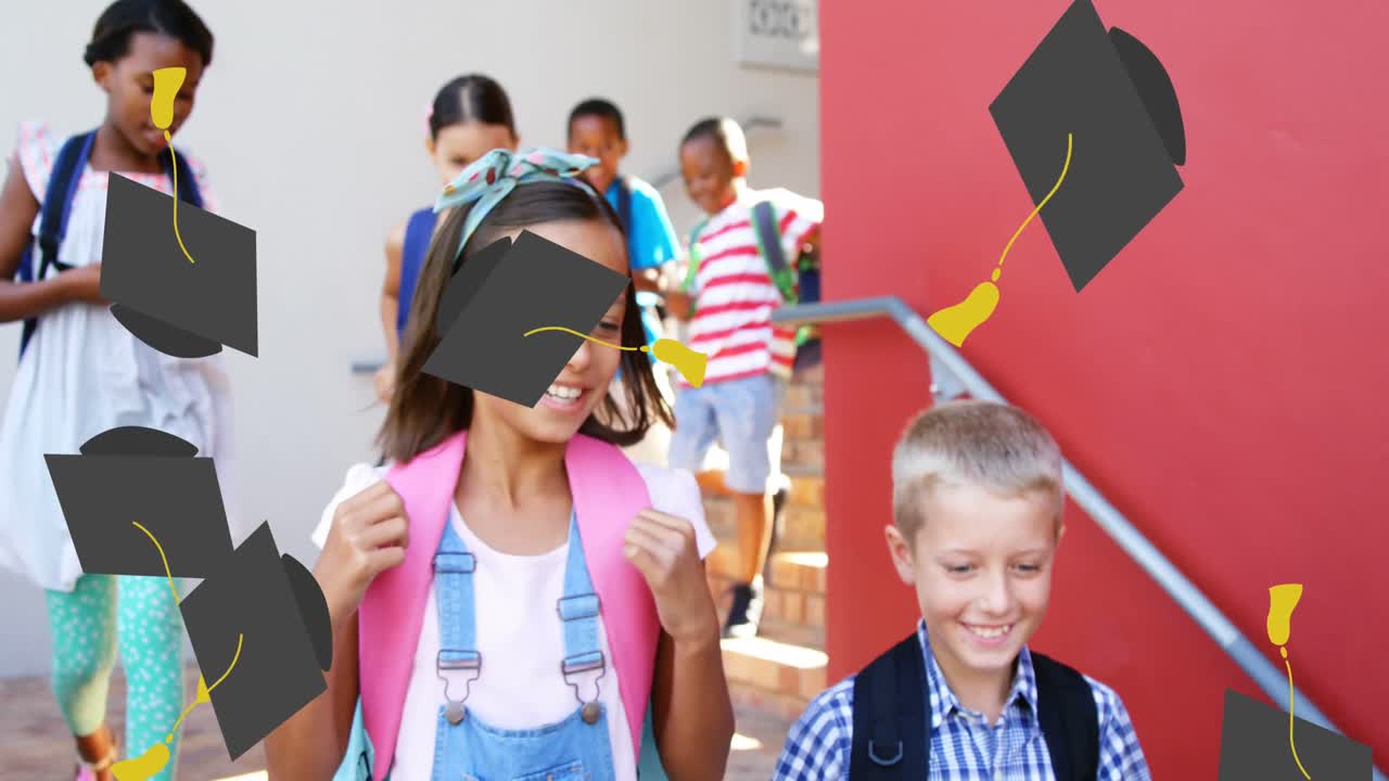 animación de iconos de sombreros de graduación escolares sobre niños de escuela sonrientes en la escuela