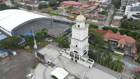 Toma-Aérea-De-Drones-De-La-Gran-Torre-Del-Reloj-En-La-Plaza-Johor-Bahru-En-Malasia