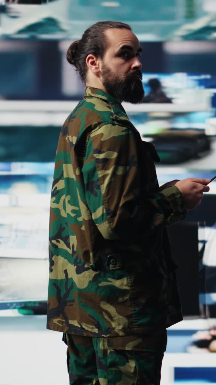 Video verticale. Ufficiale delle forze armate che monitora immagini da droni e satelliti per l'intelligence.